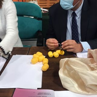 Elezioni, trionfa il vintage: liste estratte con gli “ovetti kinder”
