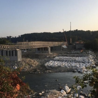 Romagnano, in fase di ultimazione la posa della struttura del ponte provvisorio