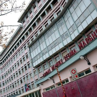 Bimba di 3 anni precipita dal quarto piano, è gravissima al Regina Margherita