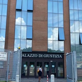 Figlio vittima di femminicidio ottiene il riconoscimento del danno: accordato un acconto di 30mila euro