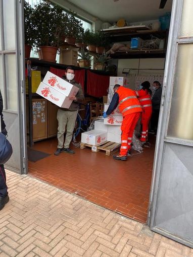 Forlife Onlus distribuisce uova di pasqua al personale dell’Ospedale