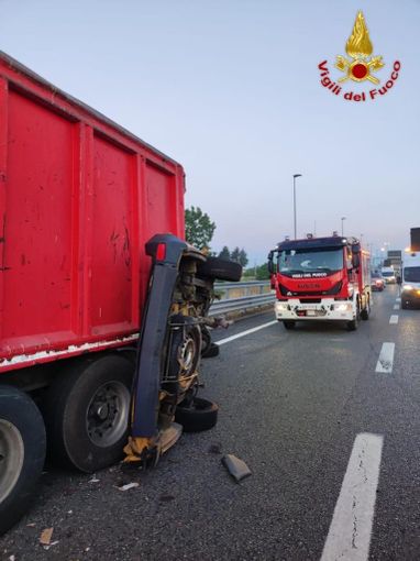 Incidente sulla A4, un furgone urta un camion fermo