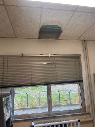 Pannello cade dal soffitto e colpisce un'inserviente dell'asilo