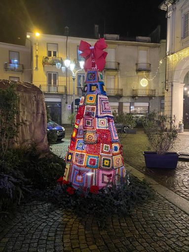 'L'albero del cuore' a Trecate raccoglie 50 pacchi per chi si trova in difficoltà 'L'albero del cuore' a Trecate raccoglie 50 pacchi per chi si trova in difficoltà