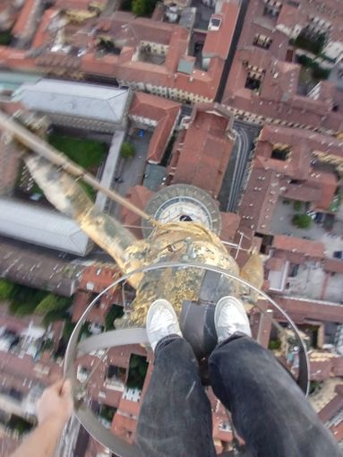 Due ragazzi si arrampicano sulla Cupola Antonelliana per un selfie, denunciati dalla polizia locale Due ragazzi si arrampicano sulla Cupola Antonelliana per un selfie, denunciati dalla polizia locale