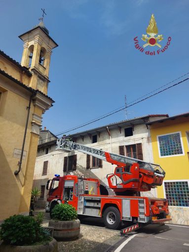 Intervento dei Vigili del Fuoco a Bellinzago: rimozione di parti pericolanti da un tetto Intervento dei Vigili del Fuoco a Bellinzago: rimozione di parti pericolanti da un tetto