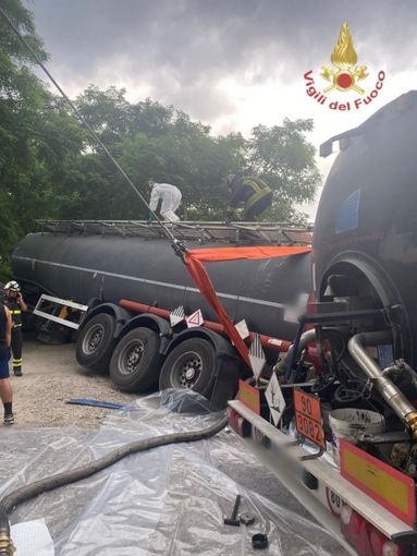 Autocisterna esce di strada a Boffalora Ticino