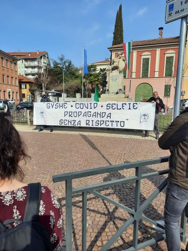 "Gusme + Covid + Selfie propaganda senza rispetto", striscione di Forza Nuova di fronte al Municipio di Arona "Gusme + Covid + Selfie propaganda senza rispetto", striscione di Forza Nuova di fronte al Municipio di Arona