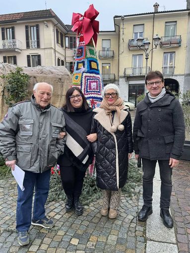 A Trecate si accende "L'albero del cuore": un simbolo di solidarietà natalizia A Trecate si accende "L'albero del cuore": un simbolo di solidarietà natalizia