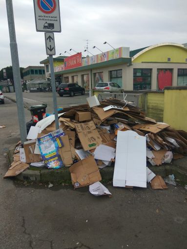 Abbandonano rifiuti, obbligati a ripulire