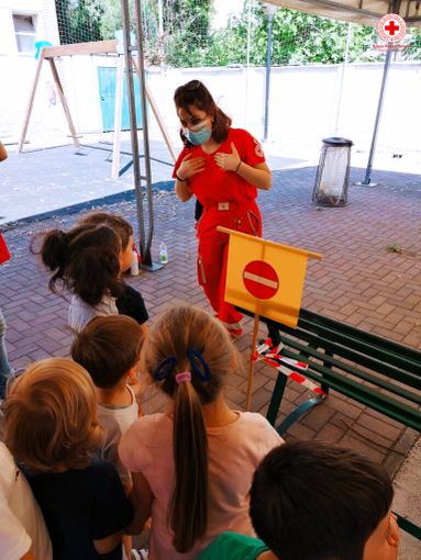 A scuola di sicurezza stradale con i giovani volontari Cri A scuola di sicurezza stradale con i giovani volontari Cri