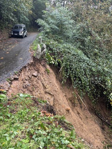 Frana a Briga Novarese: smottamento in via San Colombano, strada chiusa al traffico Frana a Briga Novarese: smottamento in via San Colombano, strada chiusa al traffico