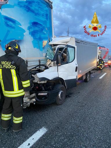 Scontro tra un furgone e un autoarticolato sulla Torino-Milano