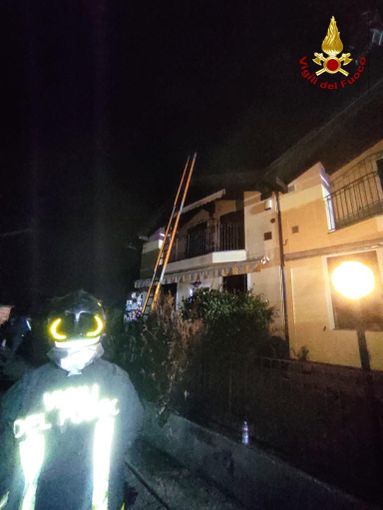 Tetto in fiamme a Castelletto Ticino