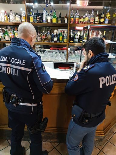 Controlli polizia: espulso un marocchino con precedenti per droga e sanzionati 2 locali