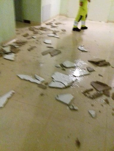 Cronaca del Nord-Ovest: a Vercelli crolla il controsoffitto della Dailisi. Locali allagati