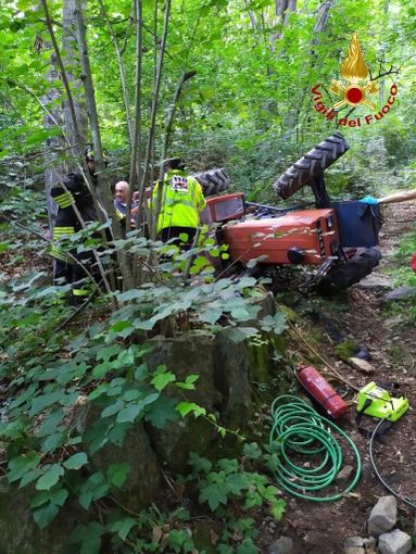 Trattore si riblata a Invorio, un uomo resta incastrato