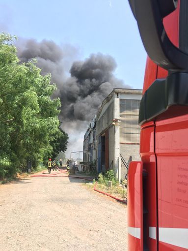 Cameri, grosso incendio in un capannone Cameri, grosso incendio in un capannone