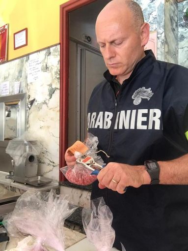 Notizie dal Piemonte. Bisolfito di sodio per mantenere le carni con un aspetto fresco e attraente per i clienti, blitz dei carabinieri [FOTO e VIDEO]