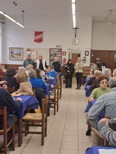 Scambio di auguri di Natale a Trecate: pranzo conviviale per l'Ute e il Centro Incontro Anziani Scambio di auguri di Natale a Trecate: pranzo conviviale per l'Ute e il Centro Incontro Anziani