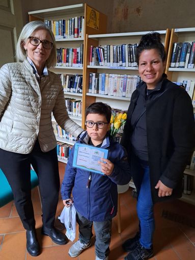 Premiazione per i bambini partecipanti ai laboratori di lettura e creatività