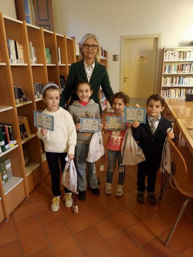 Biblioteca civica premia i piccoli lettori assidui: un riconoscimento per l'impegno nei laboratori creativi