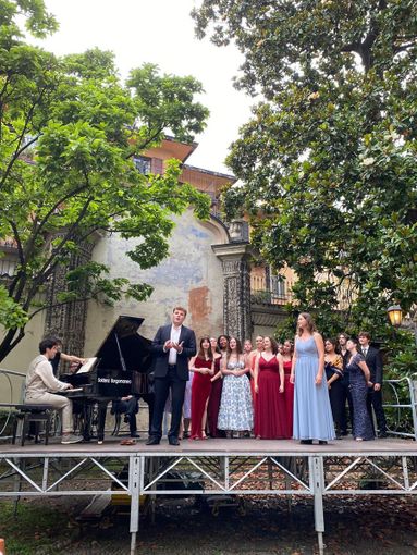 Successo per "Si parla, si canta" nel giardino di Palazzo Natta Successo per "Si parla, si canta" nel giardino di Palazzo Natta