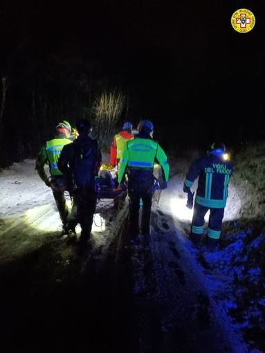 Dal Nord Ovest - Auto esce di strada per la neve e precipita per 70 metri: tratto in salvo il conducente