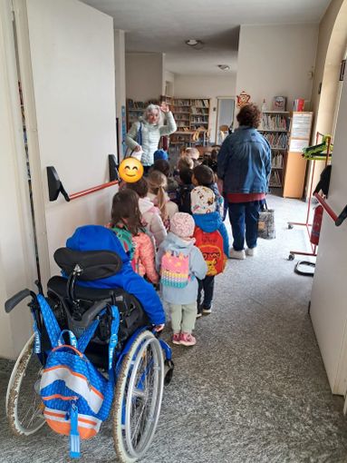 I bambini della scuola dell’infanzia “Collodi” in visita alla Biblioteca civica di Trecate