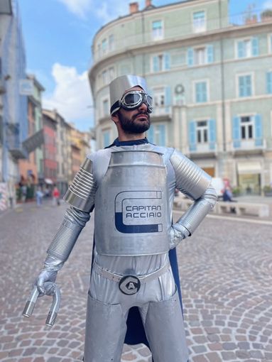 Capitan Acciaio arriva a Novara per insegnare  il valore della raccolta differenziata Capitan Acciaio arriva a Novara per insegnare  il valore della raccolta differenziata