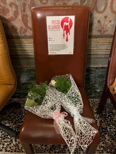 Iin consiglio il ricordo del presidente Berlusconi e due rose bianche per Giulia Tramontano e il suo bambino Iin consiglio il ricordo del presidente Berlusconi e due rose bianche per Giulia Tramontano e il suo bambino