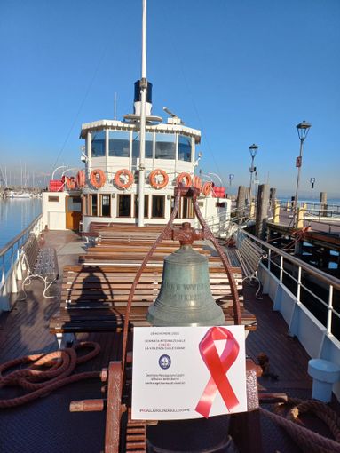 Nastri rossi sui battelli della Navigazione laghi per dire no alla violenza contro le donne