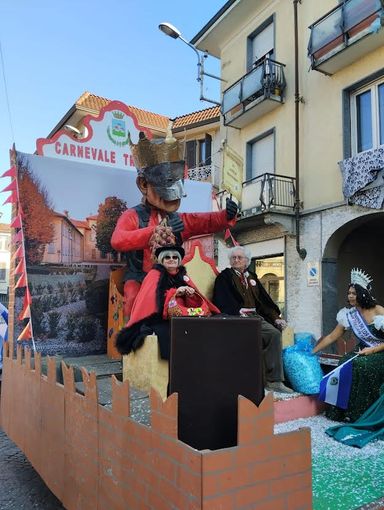 Carnevale trecatese 2025: successo per la seconda sfilata tra colori, musica e tradizione Carnevale trecatese 2025: successo per la seconda sfilata tra colori, musica e tradizione