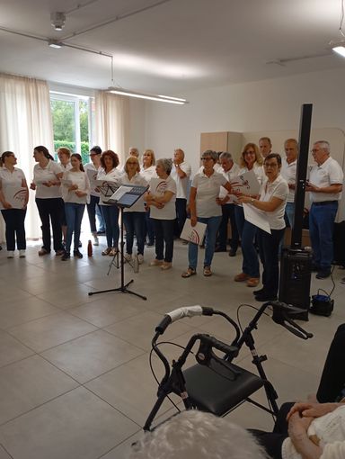 La gioia del cantare: festa d'estate alla Rsa 3AMilano di Borgo Ticino