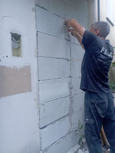 Case popolari, cacciati abusivi da una palazzina e murato l’ingresso