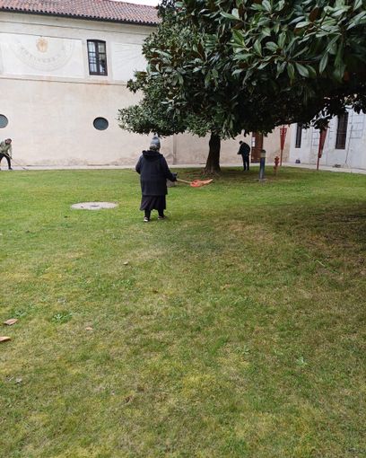 Manutenzione a Villa Picchetta: i ragazzi del Cisas al lavoro nei giardini