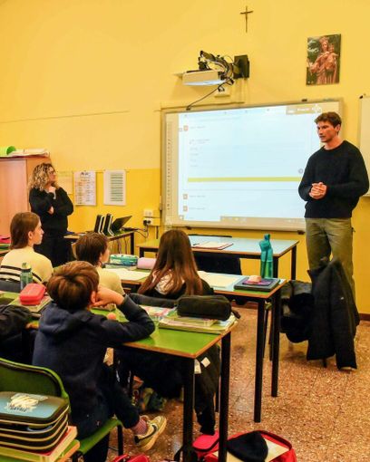 Calciatori azzurri a scuola per un incontro speciale con gli studenti dell’Immacolata Calciatori azzurri a scuola per un incontro speciale con gli studenti dell’Immacolata