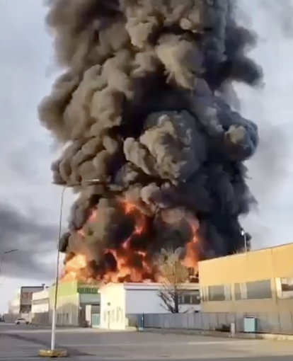 Incendio alla Kemi, evacuate case nel raggio di 500 metri Incendio alla Kemi, evacuate case nel raggio di 500 metri