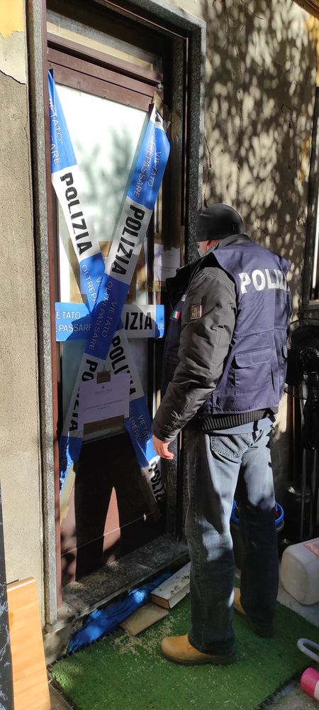 Orrore e degrado in due ‘alloggi’ a pochi passi dal centro di Novara