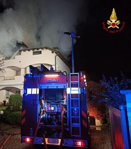 Tetto divorato dalle fiamme in una villa ad Oleggio