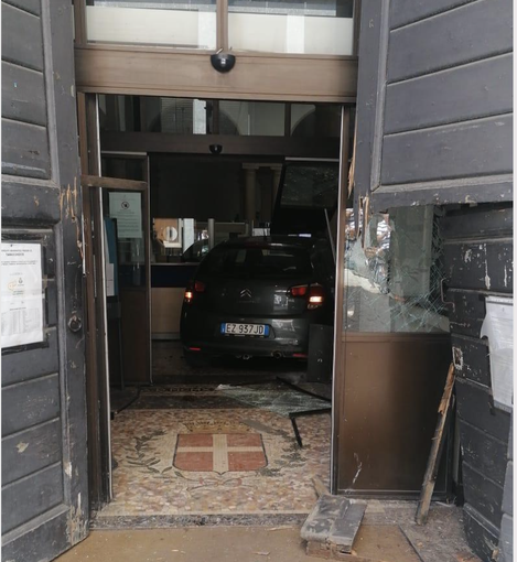 Sfonda con l'auto il portone del Municipio di Novara, arrestato Sfonda con l'auto il portone del Municipio di Novara, arrestato