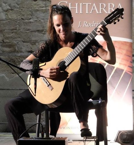 Sabato 25 presso la chiesa di Bagnalera ad Armeno ‘Un paese a sei corde’ ospiterà Giulia Ballarè