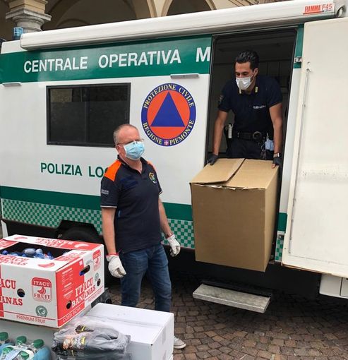 Consegnate dalla Polizia Locale e Aib di Oleggio 45 quintali di cibo donate dal Banco Alimentare della Lombardia Consegnate dalla Polizia Locale e Aib di Oleggio 45 quintali di cibo donate dal Banco Alimentare della Lombardia