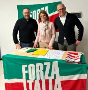 Marco Gambacorta (a destra) con l'assessore Teresa Armienti e il capogruppo Pietro Gagliardi