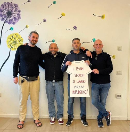 “I panni sporchi si lavano in pubblico”: un flash mob maschile a Oleggio e Borgomanero