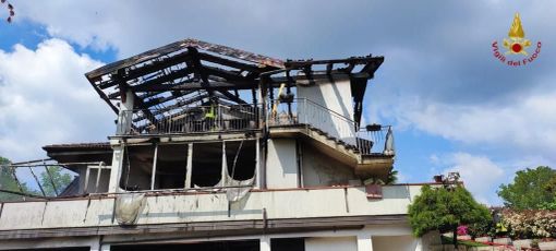 Incendio devastante distrugge abitazione a Cureggio