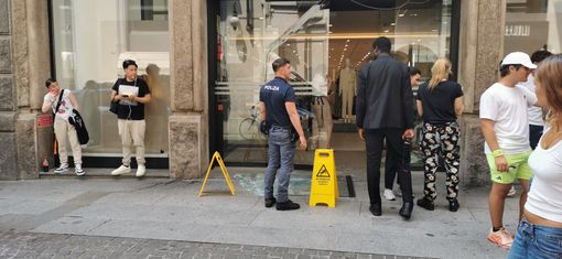 Furto con "spettacolo" poco dopo le 12,30 allo store di Zara in via Rosselli a pochi metri dal municipio.