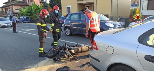 Scontro tra auto e moto sulla statale del Sempione