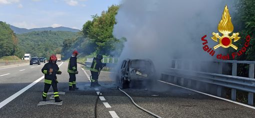 Bruciata un’auto sulla A26