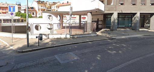 Nuovo incidente in viale Dante: un’altra auto contro un palo vicino al laboratorio Fleming